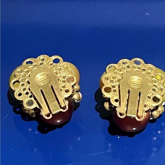 Green Yellow Cluster Bead Gold Clip On Earrings Costume Jewelry Vintage 50s 60s - Picture 3 of 4